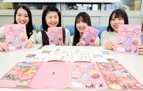 尼崎市の観光マップ「ＡＭＡＪＯＹ」を製作した学生たち＝西宮市池開町、武庫川女子大学