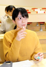 ＰＣＲ検査に向け、唾液を採取する学生ら＝西宮市甲子園九番町、武庫川女子大学薬学部