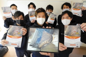 豪雨で被災したピアノをよみがえらせるため、寄付を募るＭＯＶＥのメンバー＝尼崎市内