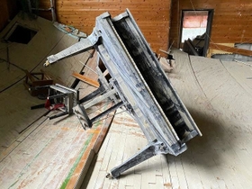 泥にまみれ、音が鳴らなくなった渡小のピアノ（ＭＯＶＥ提供）