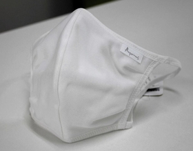 口の前の部分が立体化し息苦しさを防ぎ、話しやすく工夫した新マスク「Ｍｅｃｃｈａ－Ｓｈａｂｅ」＝西宮市六湛寺町