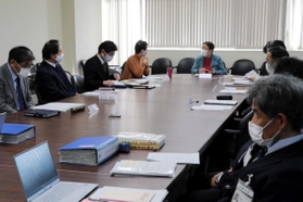 体罰根絶に向けた指針などが検討された総合教育会議の様子＝宝塚市東洋町、宝塚市役所