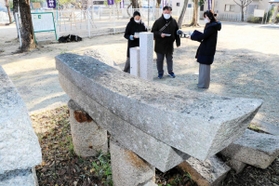 崩壊した山田神社の石鳥居＝伊丹市山田４、山田神社