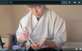 上生菓子を作る青山浩志さん（「まちたびにしのみや」の動画から）
