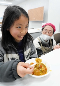 ボランティアが手作りしたカレーを味わう子どもら＝武庫西生涯学習プラザ