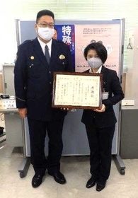 特殊詐欺を未然に防ぎ感謝状を受け取った中司美保子さん（右）（川西署提供）
