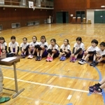 先生の指導を熱心に聞く児童たち＝西宮市瓦林町、瓦林小学校