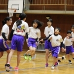 次々に縄を跳ぶ「Ｋ．Ｂ．Ｈｏｐｐｅｒｓ」のメンバーたち＝西宮市瓦林町、瓦林小学校