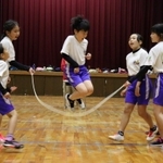 次々に縄を跳ぶ「Ｋ．Ｂ．Ｈｏｐｐｅｒｓ」のメンバーたち＝西宮市瓦林町、瓦林小学校
