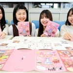 尼崎市の観光マップ「ＡＭＡＪＯＹ」を製作した学生たち＝西宮市池開町、武庫川女子大学