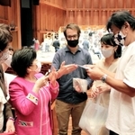 手作りマスクを贈った天野剛子さん（前列左から２番目）と、喜ぶ佐渡裕芸術監督（右端）ら＝兵庫県立芸術文化センター