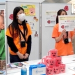 商業施設でのイベントで玄米やグッズの販売を行うメンバー＝西宮市甲子園八番町（武庫川女子大学提供）