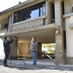 最新の機材で文化財を撮影するスタッフら＝芦屋市山手町