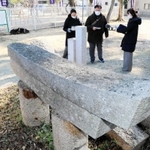崩壊した山田神社の石鳥居＝伊丹市山田４、山田神社