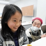 ボランティアが手作りしたカレーを味わう子どもら＝武庫西生涯学習プラザ