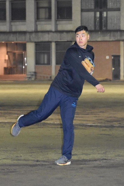 母校で自主トレーニングに励む佐藤輝明選手＝西宮市甲東園２