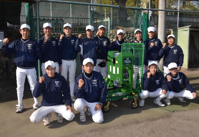 寄贈されたマシンと野球部員たち＝仁川高校