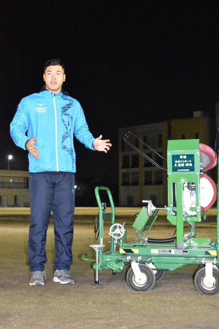 母校の仁川学院高校にピッチングマシンを寄贈した佐藤輝明選手＝西宮市甲東園２