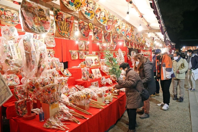 縁起物の吉兆を買い求める参拝者たち＝西宮市社家町、西宮神社（撮影・風斗雅博）