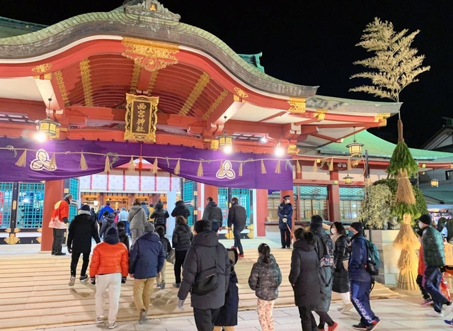 開門後に歩いて本殿に向かう参拝者ら＝西宮市社家町、西宮神社（撮影・畑野士朗）