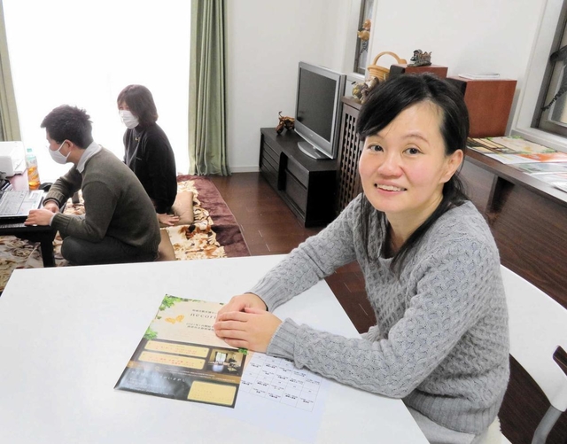 ２階建ての一軒家を利用し「ゆっくり過ごしてもらいたい」と話す岡本康子さん（右）＝西宮市名塩山荘