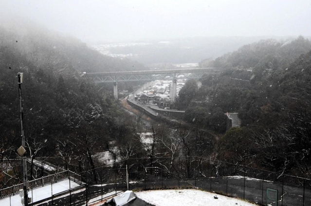 一庫ダム周辺では、山々や民家に雪が降り積もった＝川西市一庫