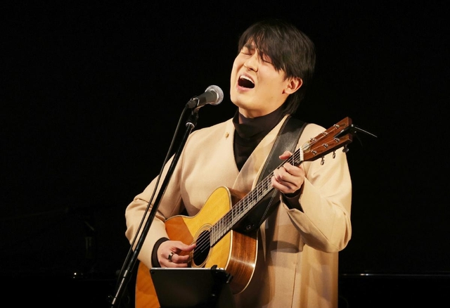 熱唱する尾崎裕哉さん＝芦屋市業平町の芦屋ルナホール（撮影・冨居雅人）