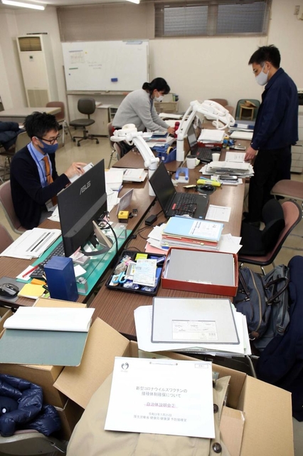 「新型コロナワクチン接種課」の開設を控え、対応に追われる西宮市の職員たち＝２９日午後、西宮市六湛寺町（撮影・風斗雅博）