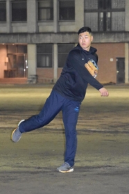 母校で自主トレーニングに励む佐藤輝明選手＝西宮市甲東園２