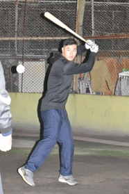 母校で自主トレーニングに励む佐藤輝明選手＝西宮市甲東園２