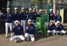 寄贈されたマシンと野球部員たち＝仁川高校
