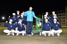 ピッチングマシンを寄贈した佐藤輝明選手を囲む野球部員たち＝西宮市甲東園２