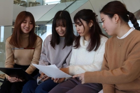 ＱＲコードを使った乗車券に関する研究に取り組んだ学生たち＝西宮市池開町、武庫川女子大学