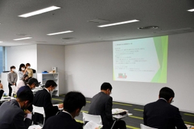 調査結果を阪神電鉄の関係者に発表する学生たち（武庫川女子大学提供）