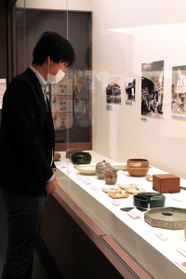 打出焼などが展示された「昔のくらし展」＝芦屋市伊勢町、市立美術博物館