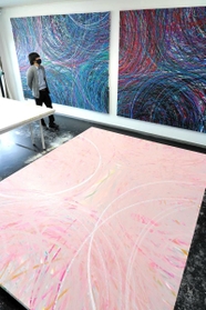 曲線を描き重ねた國久真有さんの作品＝あまらぶアートラボ