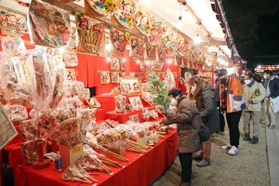 縁起物の吉兆を買い求める参拝者たち＝西宮市社家町、西宮神社（撮影・風斗雅博）