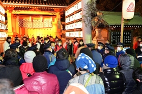 午前６時の開門を待つ参拝者ら＝西宮市社家町、西宮神社（撮影・中西幸大）