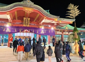開門後に歩いて本殿に向かう参拝者ら＝西宮市社家町、西宮神社（撮影・畑野士朗）