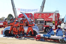 「消防出初式」で交通事故を想定した訓練を披露する隊員ら＝尼崎市東七松町２、中央中学校