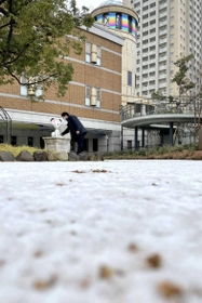 雪が降り積もった宝塚市立文化芸術センターの庭園＝宝塚市武庫川町