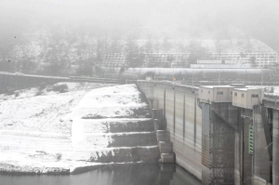 のり面が真っ白の雪景色となった一庫ダム＝川西市一庫