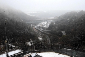一庫ダム周辺では、山々や民家に雪が降り積もった＝川西市一庫