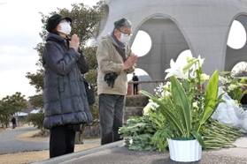 母・神田龍さんを悼み「鎮魂之碑」に手を合わせる（左から）豊田庸子さんと肇さん＝宝塚市小林（撮影・風斗雅博）