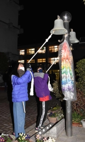 高木小学校の「復興の鐘」を鳴らす住民ら＝西宮市高木西町