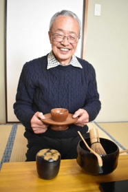 「おふくろの形見です」。愛子さんから譲り受けた茶わん台を手にする宇田貞三郎さん＝宝塚市
