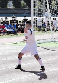 堂安律選手のために考えた相撲パフォーマンスを披露する若生康汰君（尼崎市教育委員会提供）