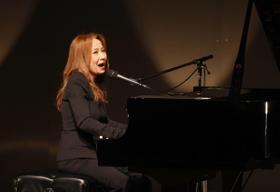 「心を一つにして頑張りましょう」と語りかけ、歌う八神純子さん＝芦屋市業平町の芦屋ルナホール（撮影・冨居雅人）