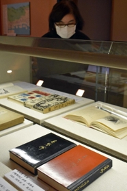 漆塗りがつややかな春琴抄など、貴重な初版本が並ぶ会場＝芦屋市伊勢町