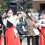 魔よけの矢を放つ神事「弓始（ゆみはじめ）」＝西宮市大社町、広田神社